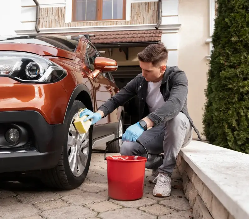 Lavage auto à domicile Banyuls-dels-Aspres : professionnel intervenant sur un véhicule